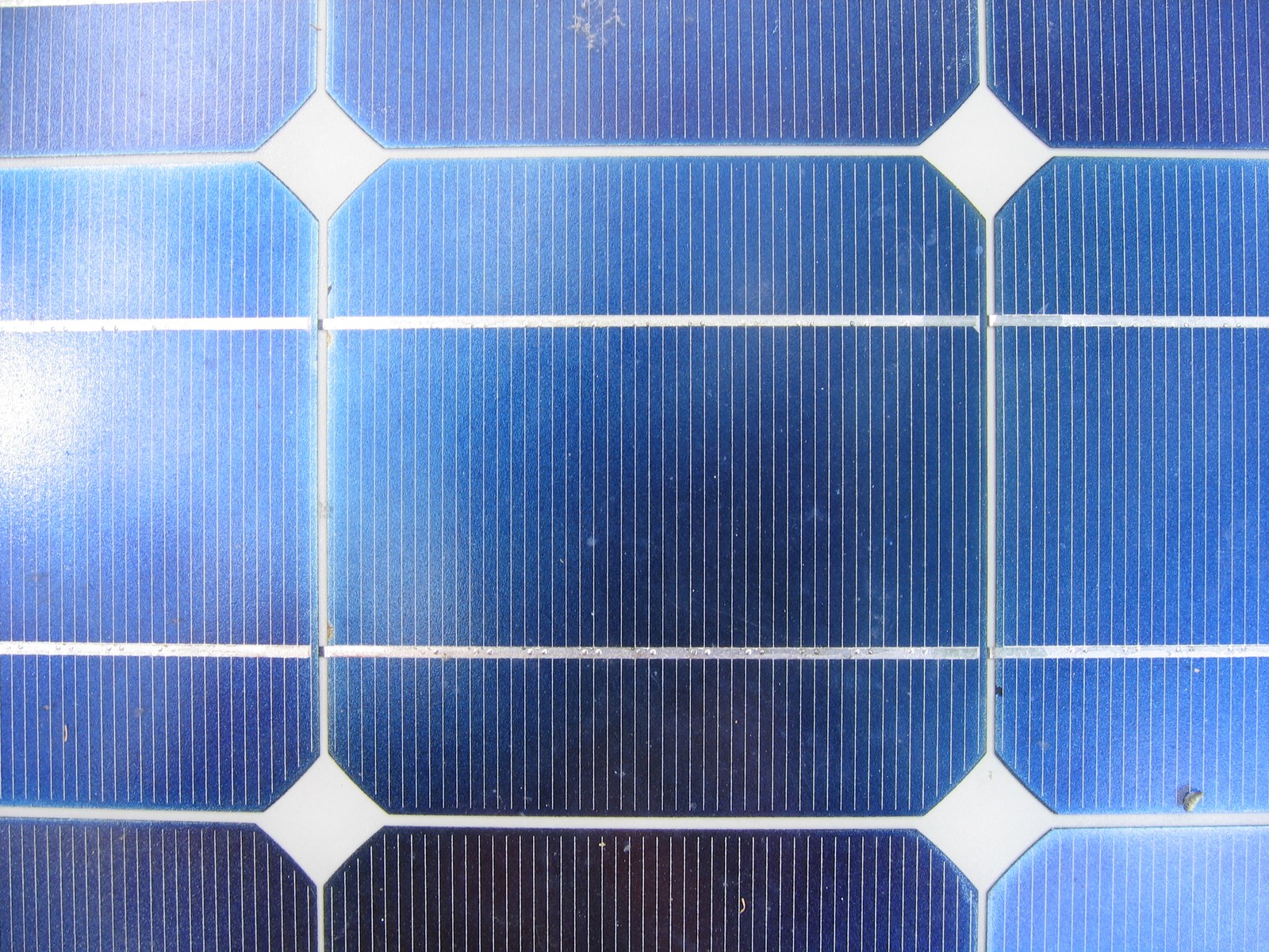 Primer plano de células fotovoltaicas azules.