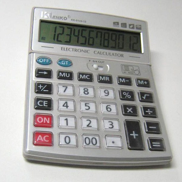 Calculadora de sobremesa sobre fondo claro.